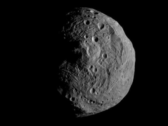 "Рассвет" захвачен гравитацей Весты и делает детальные снимки астероида
