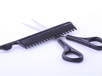 Китайские парикмахеры сделали клиентке стрижку гигантскими ножницами